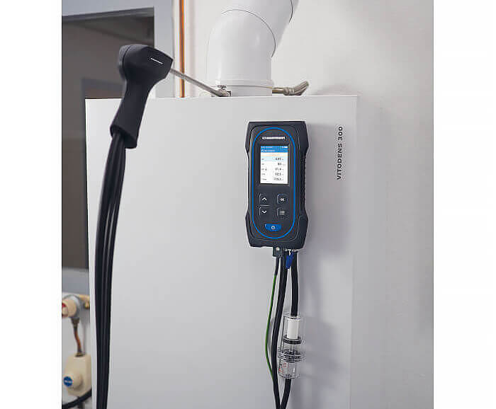Analizator Spalin Sauermann przymocowany magnesem do pieca