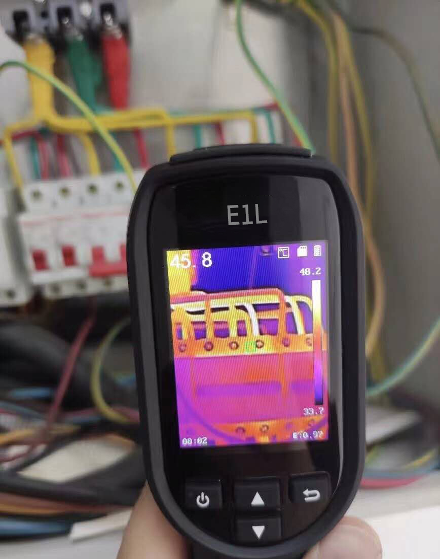 Zdjęcie kamery termowizyjnej w trakcie pomiarów elektrycznych